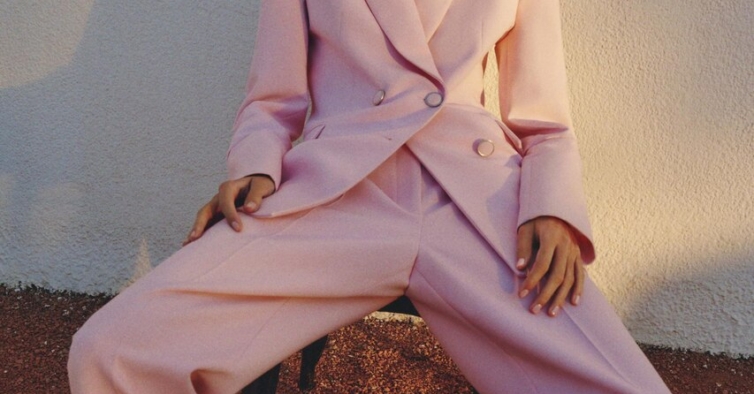 Blazer cruzado com ombreiras (55,95€)