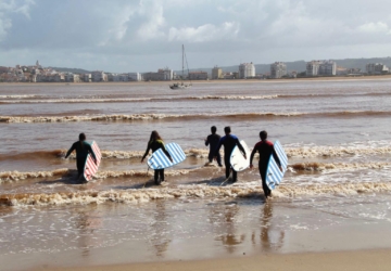 A nova escola de surf no concelho de Alcobaça junta o sonho de dois amigos à paixão pelo mar